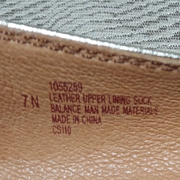 Sofft Gold Metallic Flower Shoe with Low heel Size 7N - Picture 11 of 11